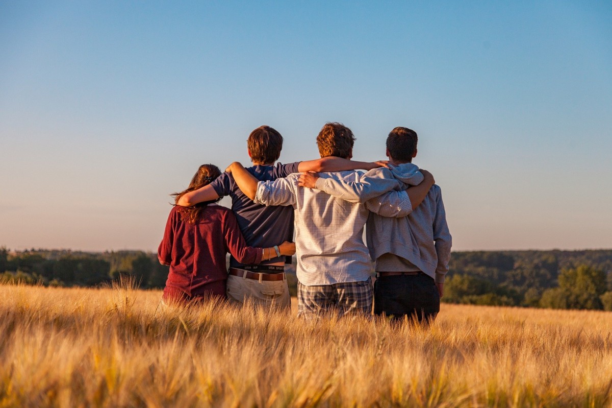 Gruppe von vier Jugendlichen in einem Getreidefeld